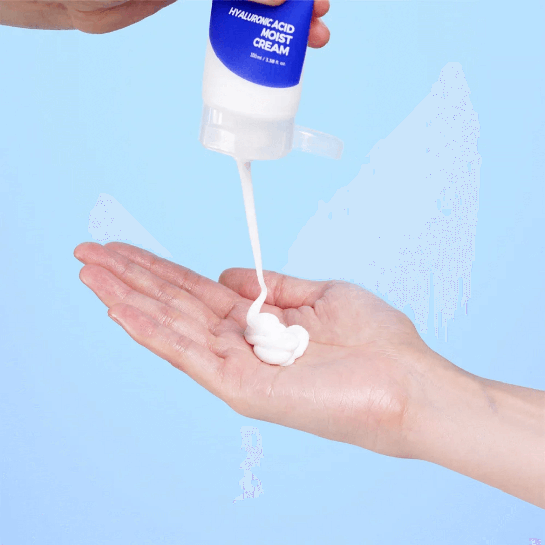 Hyaluronic Acid Moist Cream de Isntree formulada con cinco tipos de ácido hialurónico.
