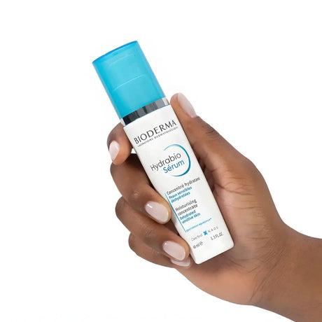 Sérum Bioderma Hydrabio con ácido hialurónico que devuelve suavidad y frescura.