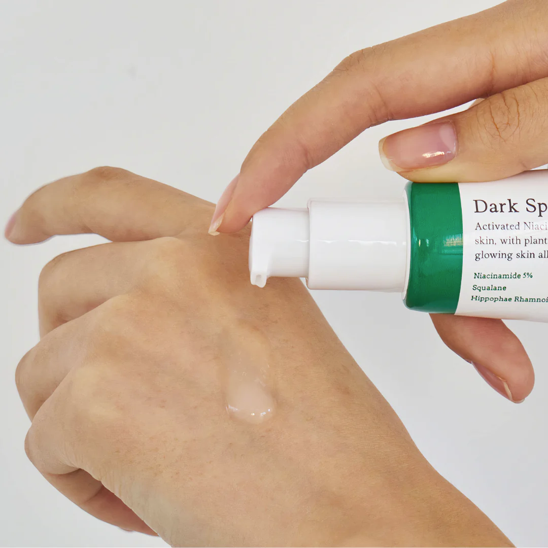 Dark Spot Correcting Glow Serum Axis-Y con acido hialurónico ayuda a retener la humedad.
