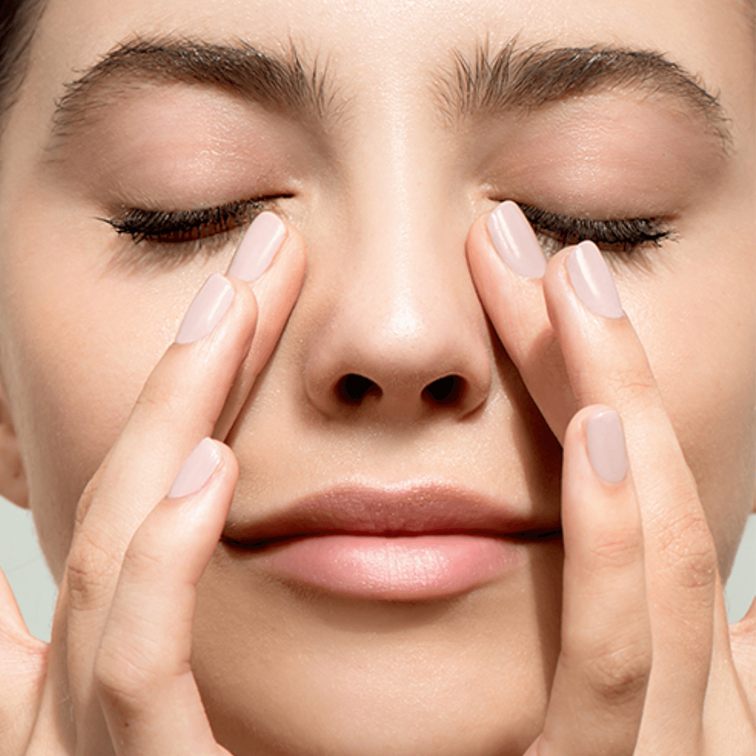 Contorno de ojos de SkinLab que suaviza líneas de expresión y refresca tu mirada.