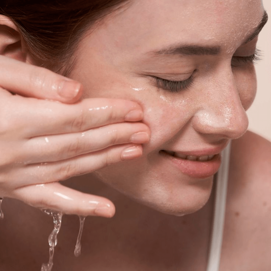 Limpiador diario de SkinLab que elimina impurezas y ayuda a mantener la piel firme y fresca.