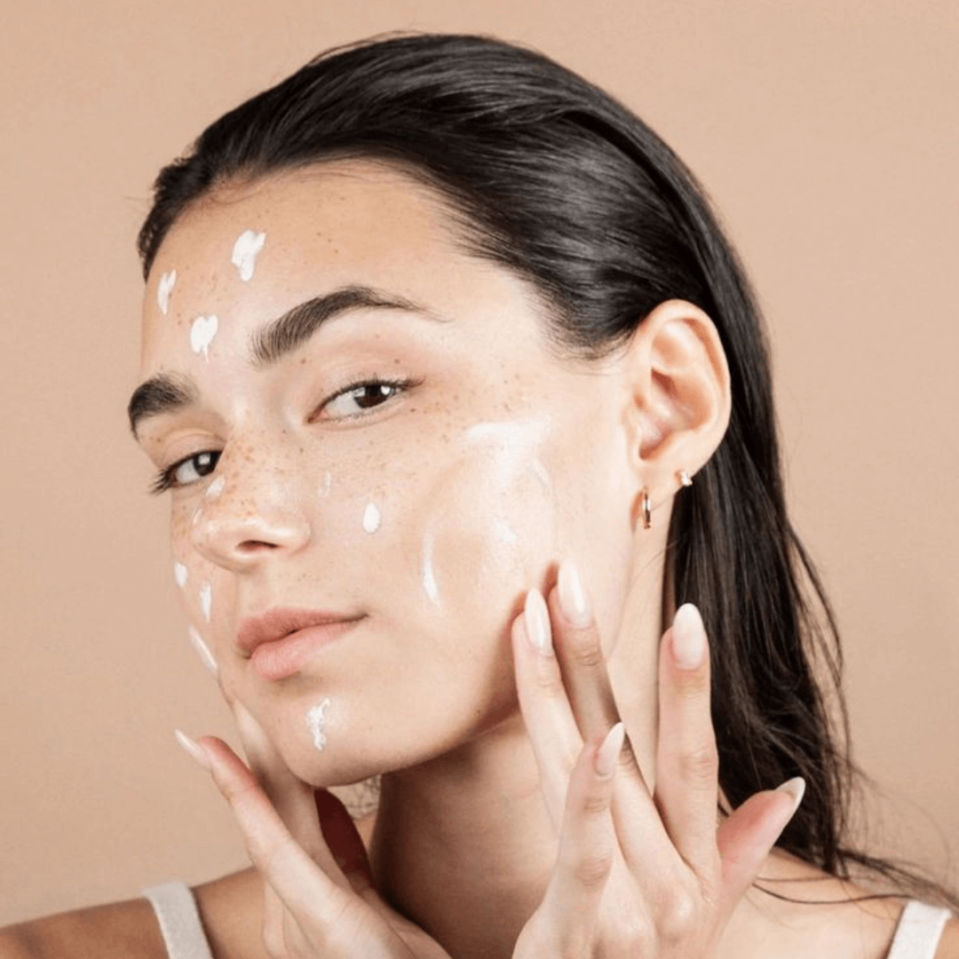 Lift & Firm Vitamin C Sleeping Mask para una piel más luminosa, firme y suave al despertar.