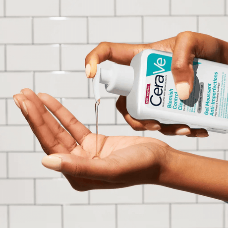 Limpiador Control Imperfecciones de CeraVe que calma la piel con niacinamida y sin fragancias.
