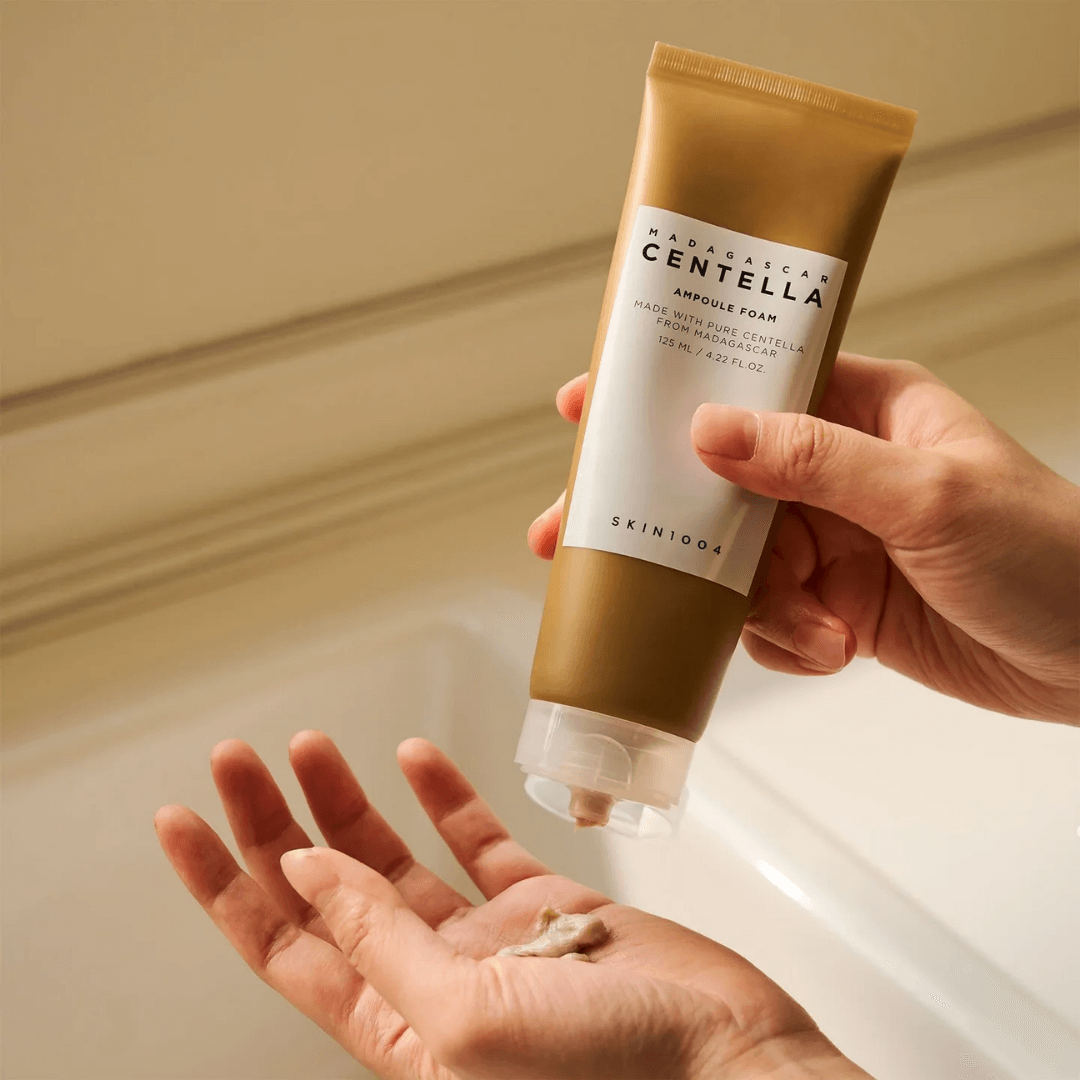 Skin 1004 Double Cleansing Duo, el Ampoule Foam limpia los poros y elimina las impurezas de la piel.