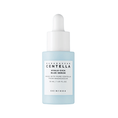 Serum de Skin 1004 Madagascar Centella Hyalu-Cica Blue Serum reduce la sensibilidad y equilibra la piel.