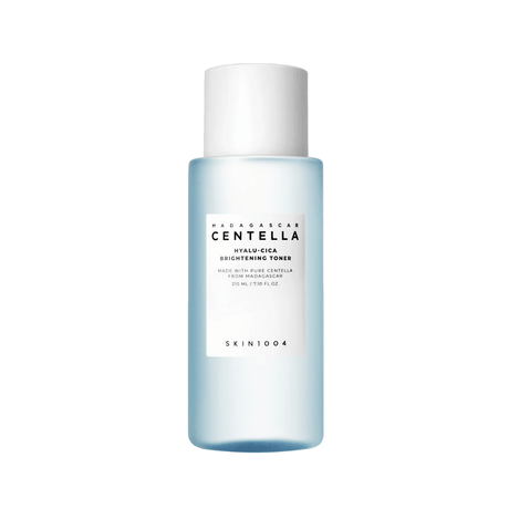 Madagascar Centella Hyalu-Cica Brightening Toner ilumina y equilibra la piel mientras hidrata profundamente.