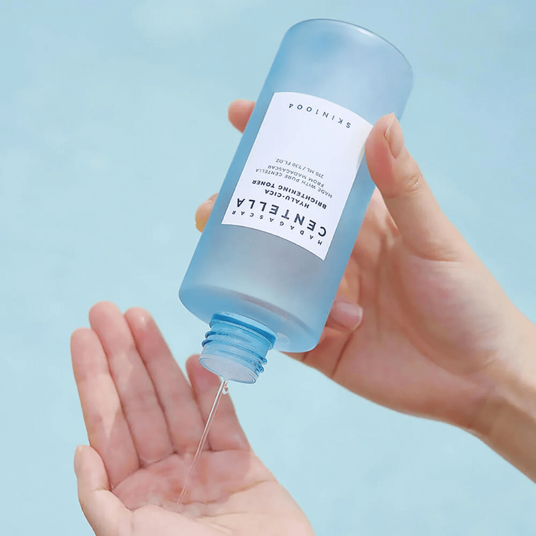 Madagascar Centella Hyalu-Cica Brightening Toner calma e hidrata la piel con centella asiática y ácido hialurónico.