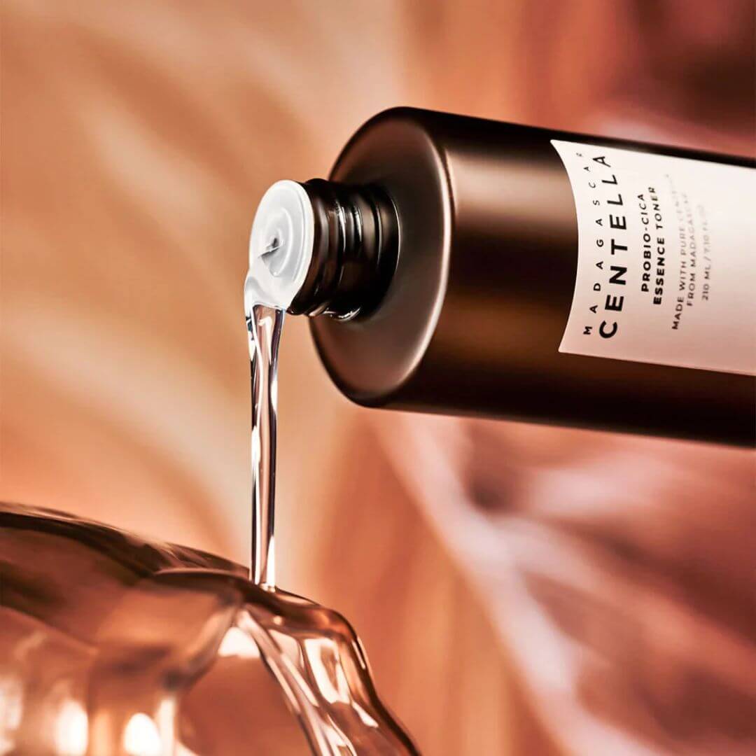 Tónico de esencia Madagascar Centella Probio-Cica de SKIN1004 que calma, hidrata y refuerza la barrera cutánea.