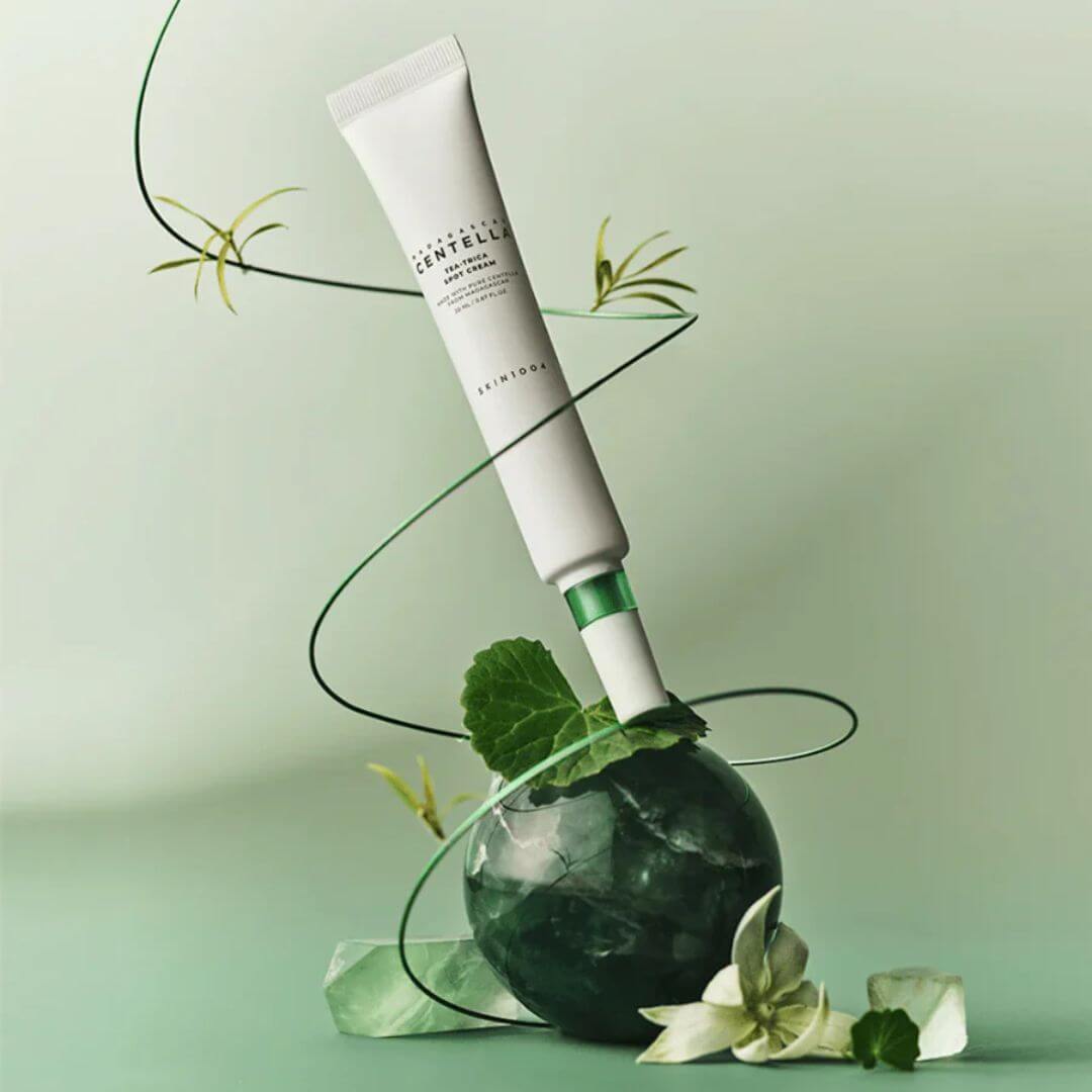 Madagascar Centella Tea-Trica Spot Cream Skin1004 unifica el tono con niacinamida para prevenir marcas.