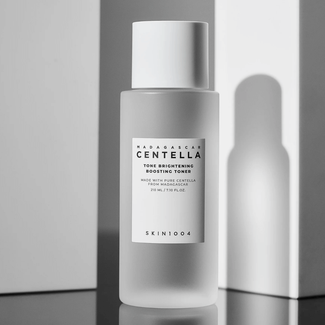 Skin 1004 Tone Brightening Boosting Toner que elimina las células muertas viejas y mejora la absorción de la humedad.