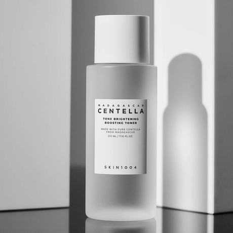 Skin 1004 Tone Brightening Boosting Toner que elimina las células muertas viejas y mejora la absorción de la humedad.