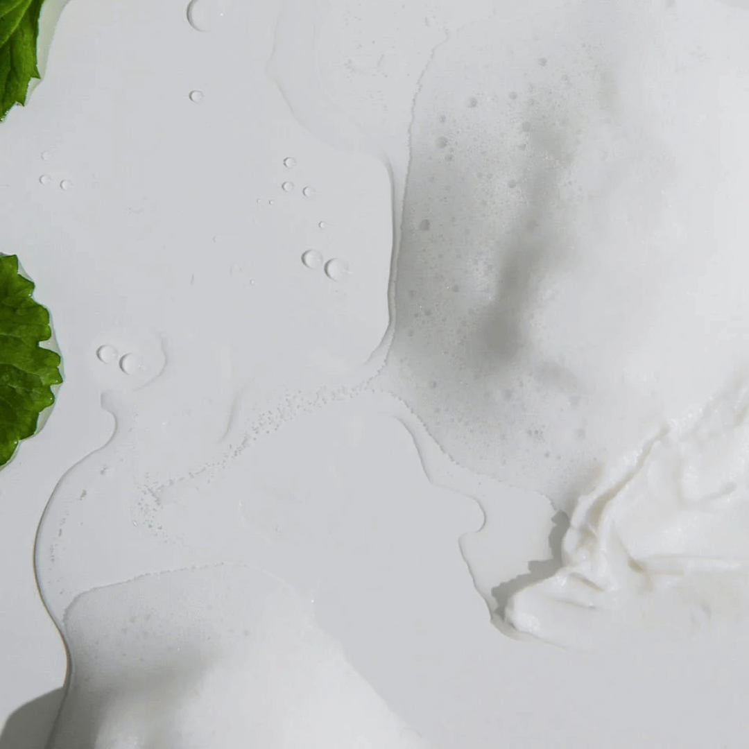 Celimax Madecica pH Balancing Foam Cleansing remueve impurezas con suavidad, ideal para piel irritada o reactiva.