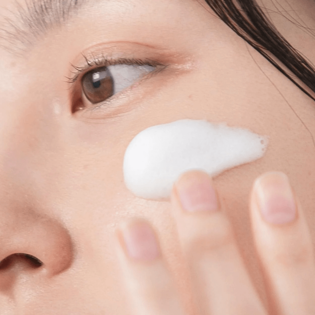 Celimax Madecica pH Balancing Foam Cleansing que hidrata y protege mientras limpia con fórmula sin sulfatos.