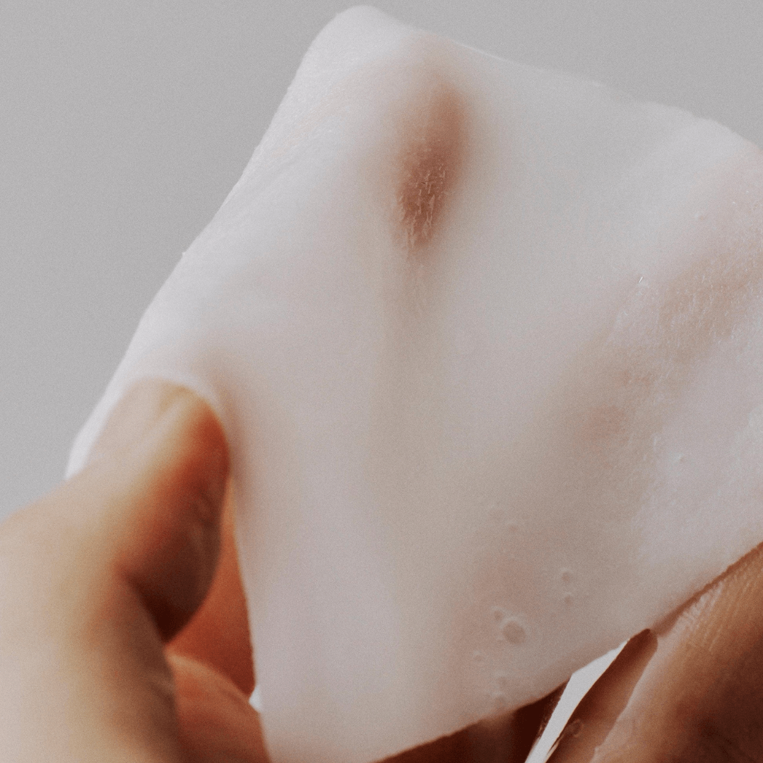 Pads con centella que ayudan a suavizar textura y mantener la barrera cutánea saludable.