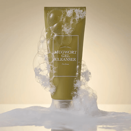 Suave gel Mugwort Gel Cleanser I’m From que purifica y protege la barrera cutánea.