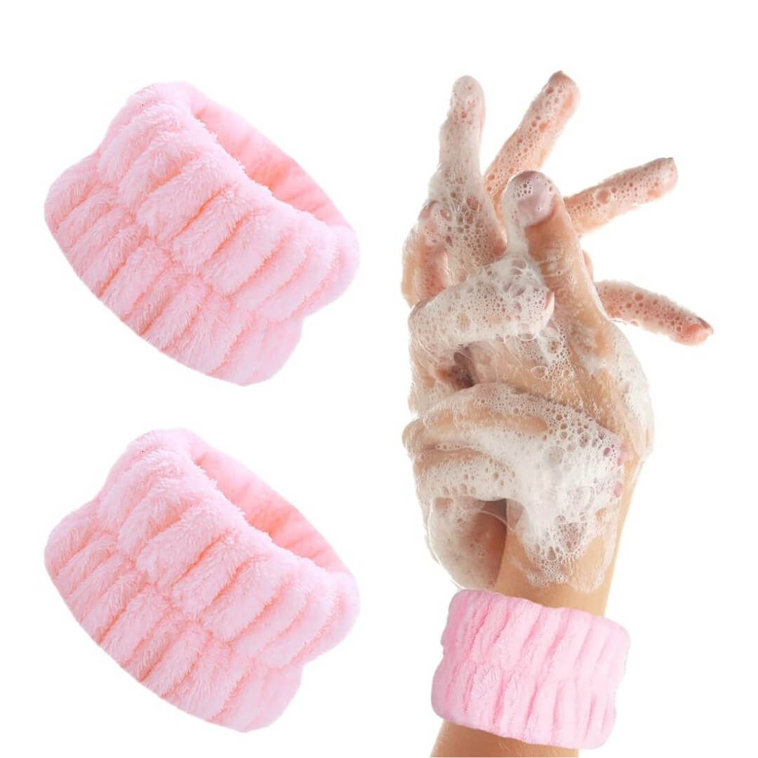 Muñequeras para skincare, ideales para evitar que el agua corra por los brazos durante la rutina facial.