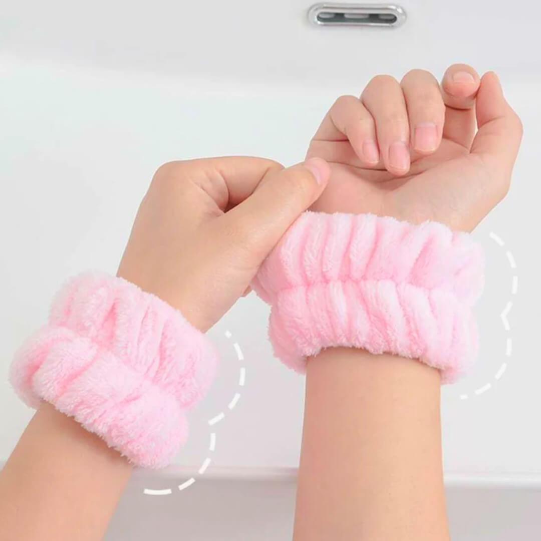 Par de muñequeras suaves y absorbentes para una experiencia más cómoda al limpiar tu rostro.