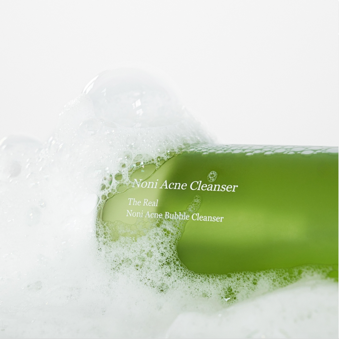 Noni Acne Bubble Cleanser de Celimax limpia suavemente y calma la piel propensa al acné.