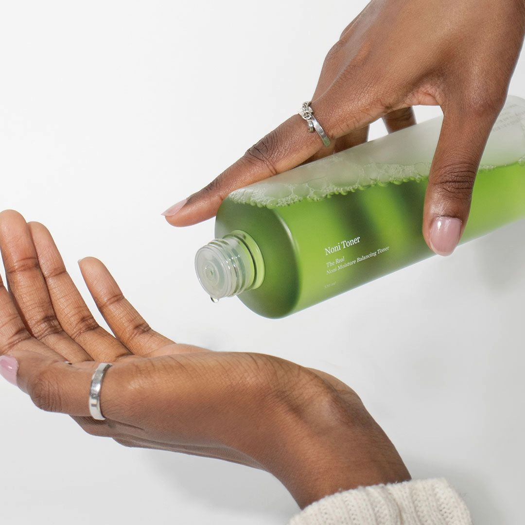 Celimax Noni Moisture Balancing Toner restaura la hidratación y refuerza la barrera cutánea.