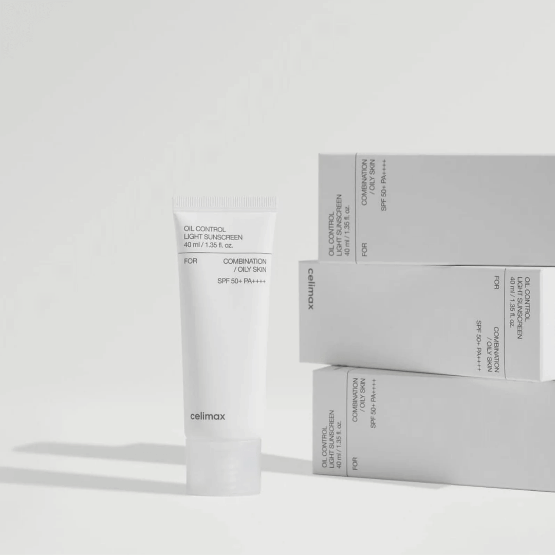 Oil Control Light Sunscreen, perfecto como base para maquillaje gracias a su acabado mate.