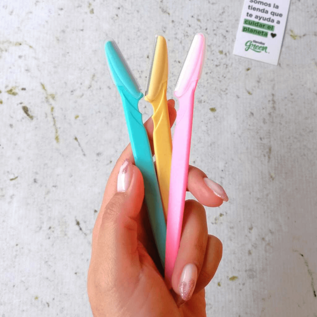 Tinkle perfilador en set diseñado para moldear cejas sin irritación.