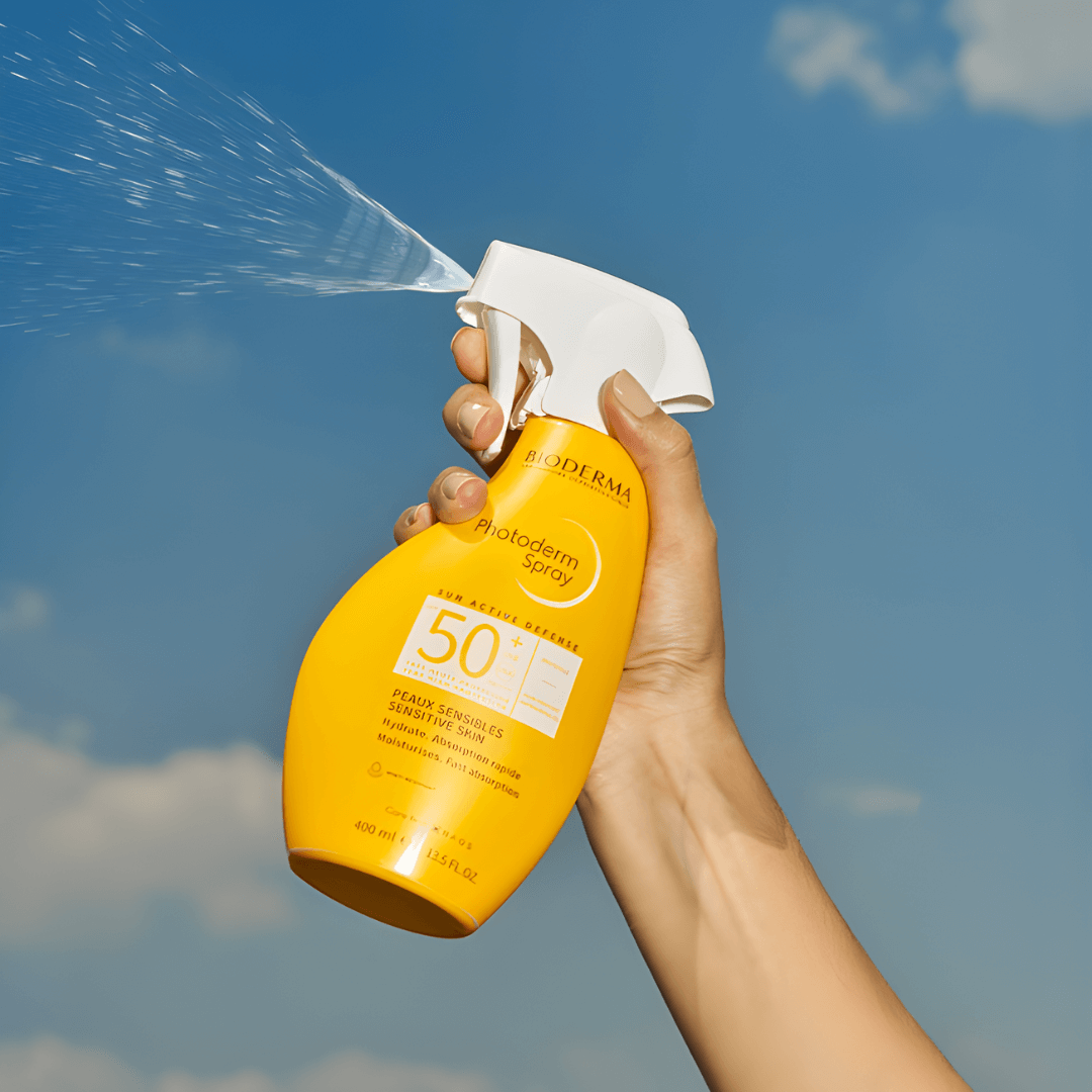 Photoderm Spray Bioderma ofrece alta protección solar para piel sensible y delicada.