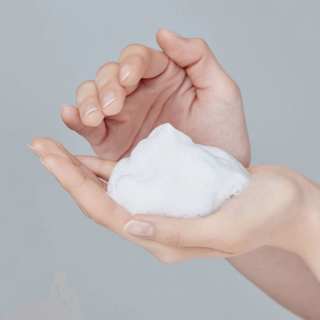 Pore Purifying Salicylic Acid Foaming Cleanser de Jumiso con textura espumosa ligera.