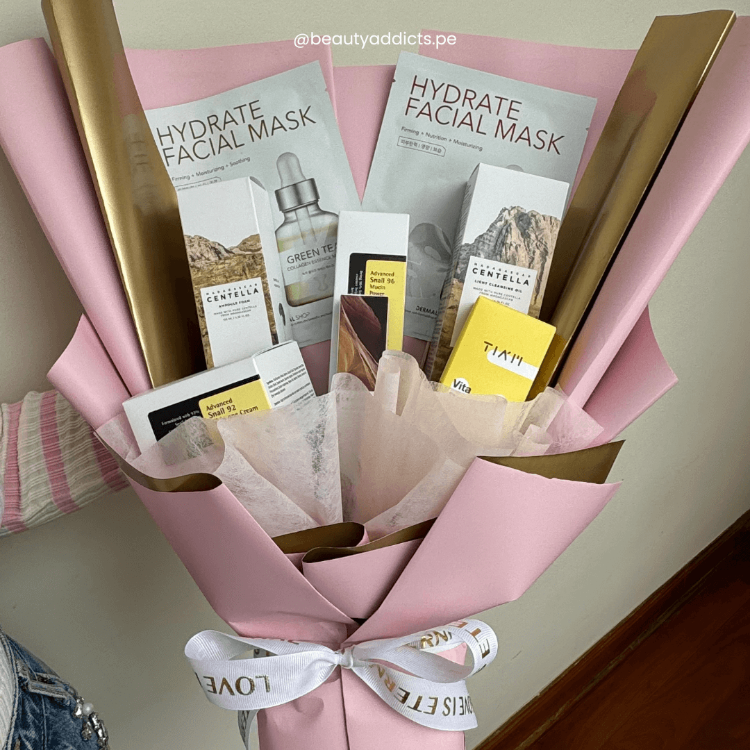 Productos de skincare en un ramo para regalar.