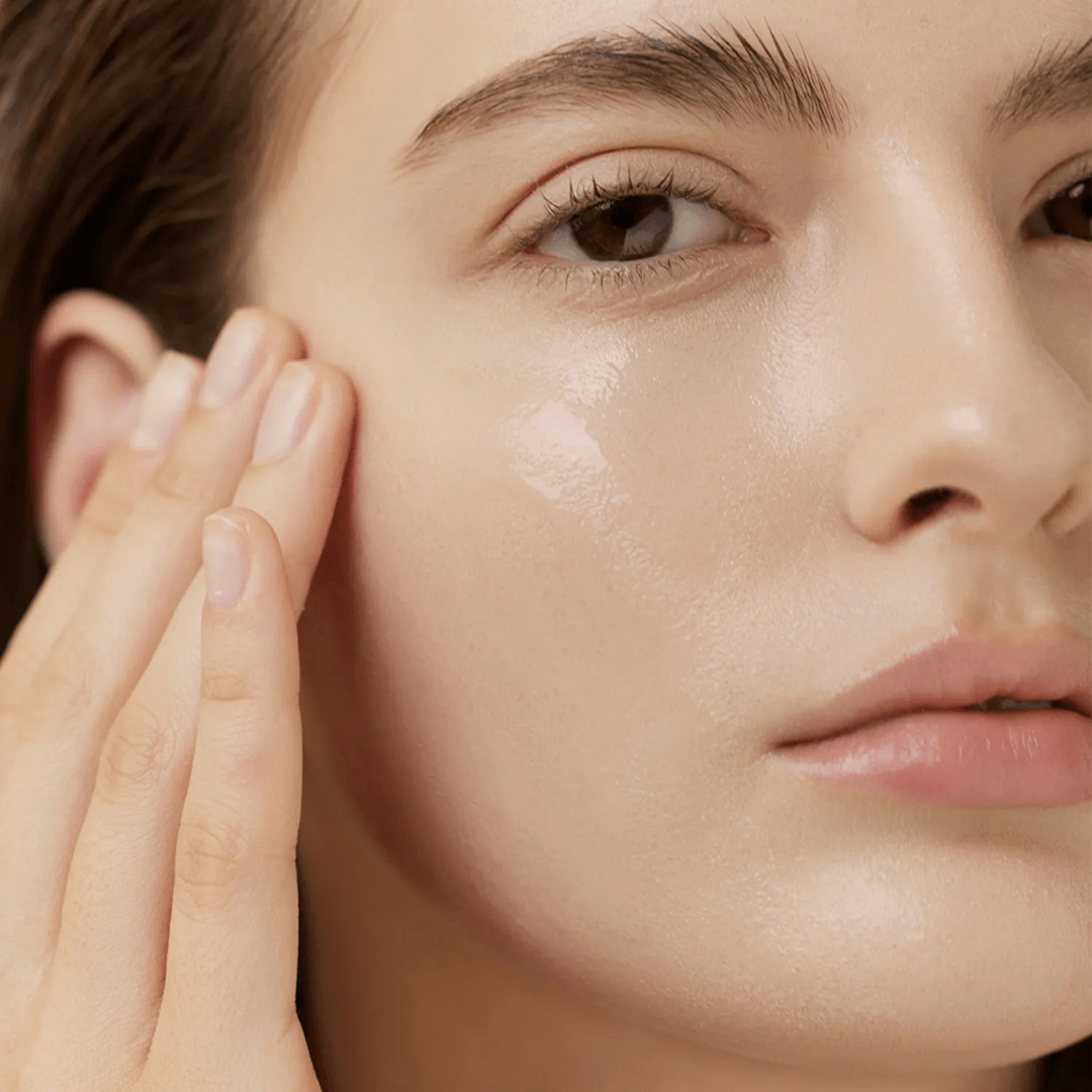 Rice Mucin Glow Serum con ácido hialurónico para mantener la piel hidratada y luminosa todo el día.