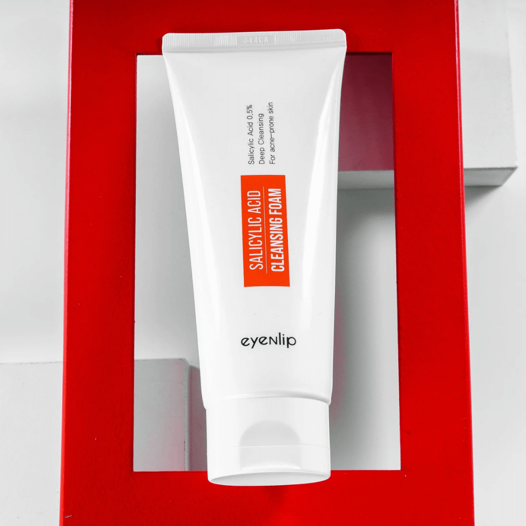 Espuma limpiadora con ácido salicílico de Eyenlip que ayuda a prevenir brotes y mejora la textura de la piel.