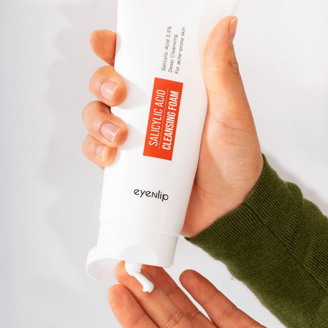 Limpiador de Eyenlip exfoliante suave con BHA para poros limpios.