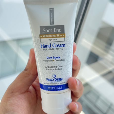 Spot End Hand Cream SPF 15 Frezyderm previene manchas solares y mejora la textura de la piel.