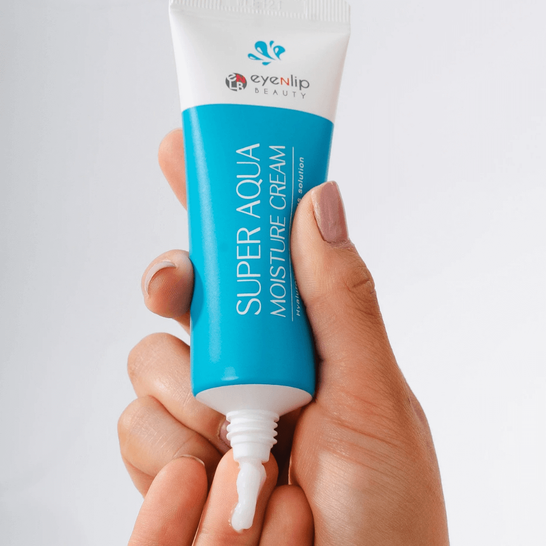 Eyenlip Super Aqua Moisture Cream con niacinamida que ayuda a blanquear la piel y suavizar su textura.