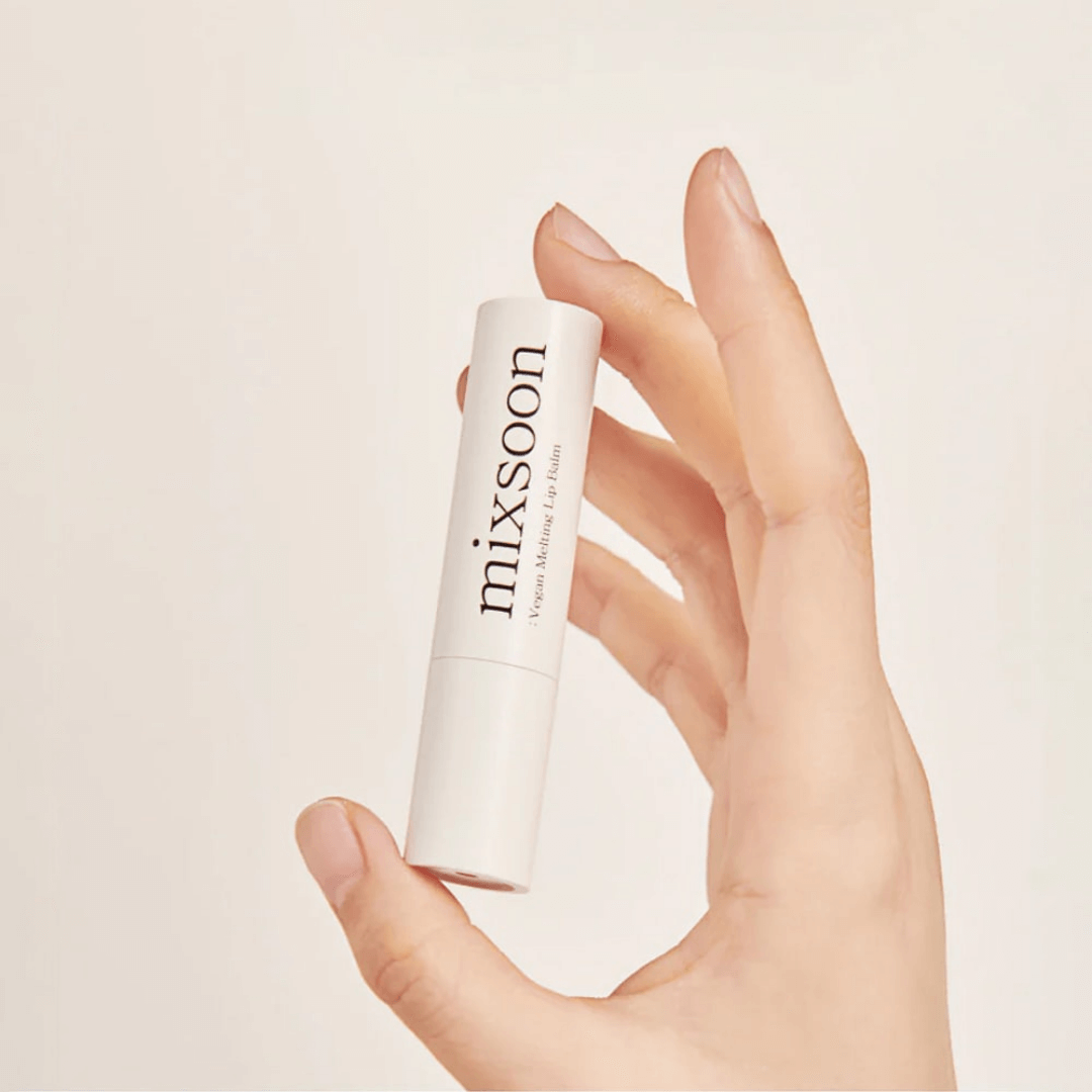 Vegan Melting Lip Balm de Mixsoon, proporciona un aspecto brillante y satinado a los labios.
