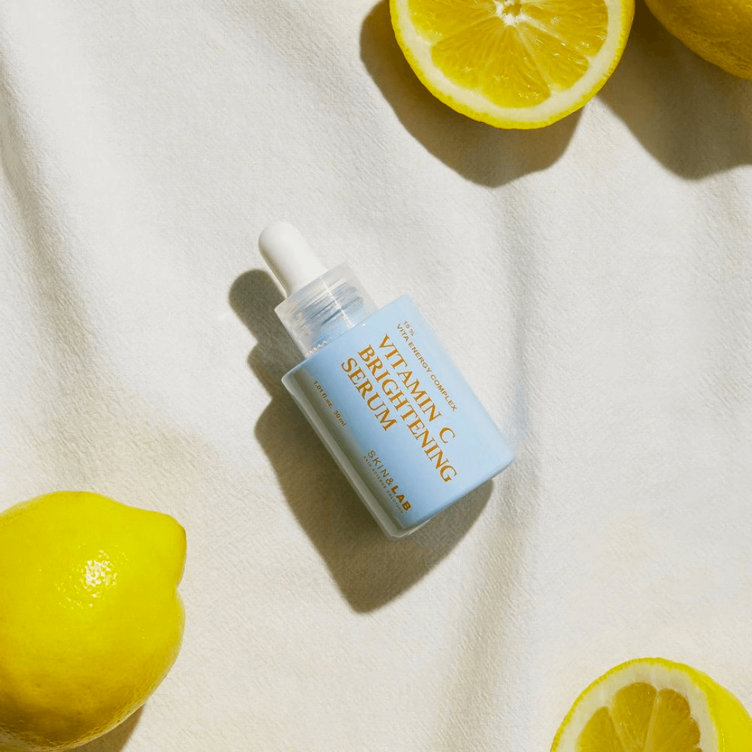 Vitamin C Brightening Serum de SKIN&LAB ayuda a corregir hiperpigmentación y refina la textura.
