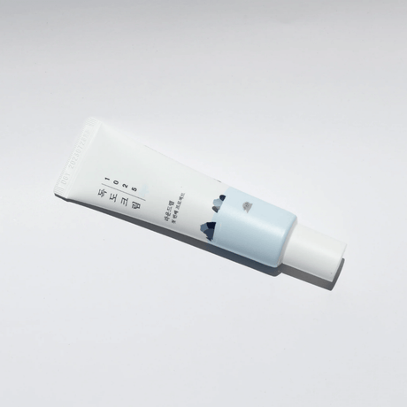 Round Lab Dokdo Eye Cream para contorno cansado y deshidratado.