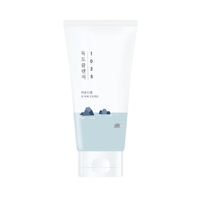 1025 Dokdo Cleanser de Round Lab limpia suavemente mientras hidrata la piel con ingredientes minerales.