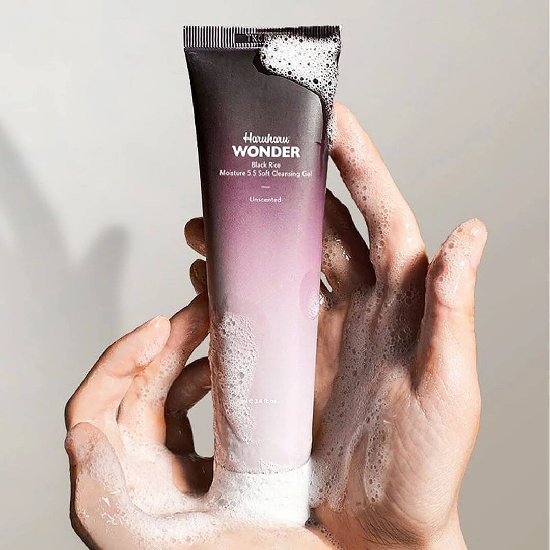 Black Rice Moisture 5.5 Soft Cleansing Gel Haruharu Wonder calma la piel sensible con fórmula ligera.