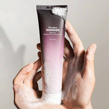 Black Rice Moisture 5.5 Soft Cleansing Gel Haruharu Wonder calma la piel sensible con fórmula ligera.