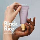 Black Rice Pure Mineral Relief Daily Sunscreen Haruharu Wonder unifica el tono con niacinamida. 