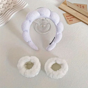 Complementos para skincare: diadema para sujetar el cabello y muñequeras para absorción rápida.