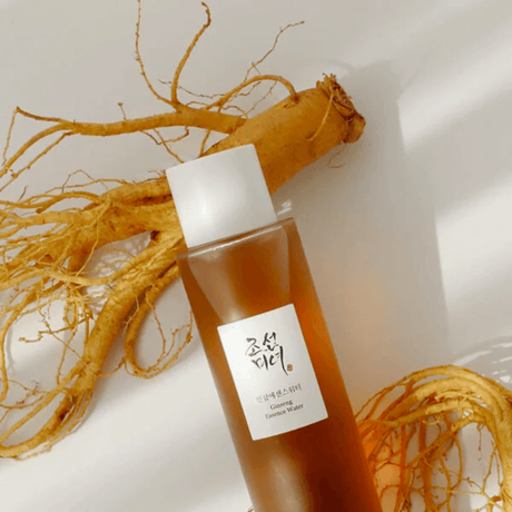 Ginseng Essence Water, esencia facial que nutre y fortalece la piel con ingredientes antioxidantes y calmantes.