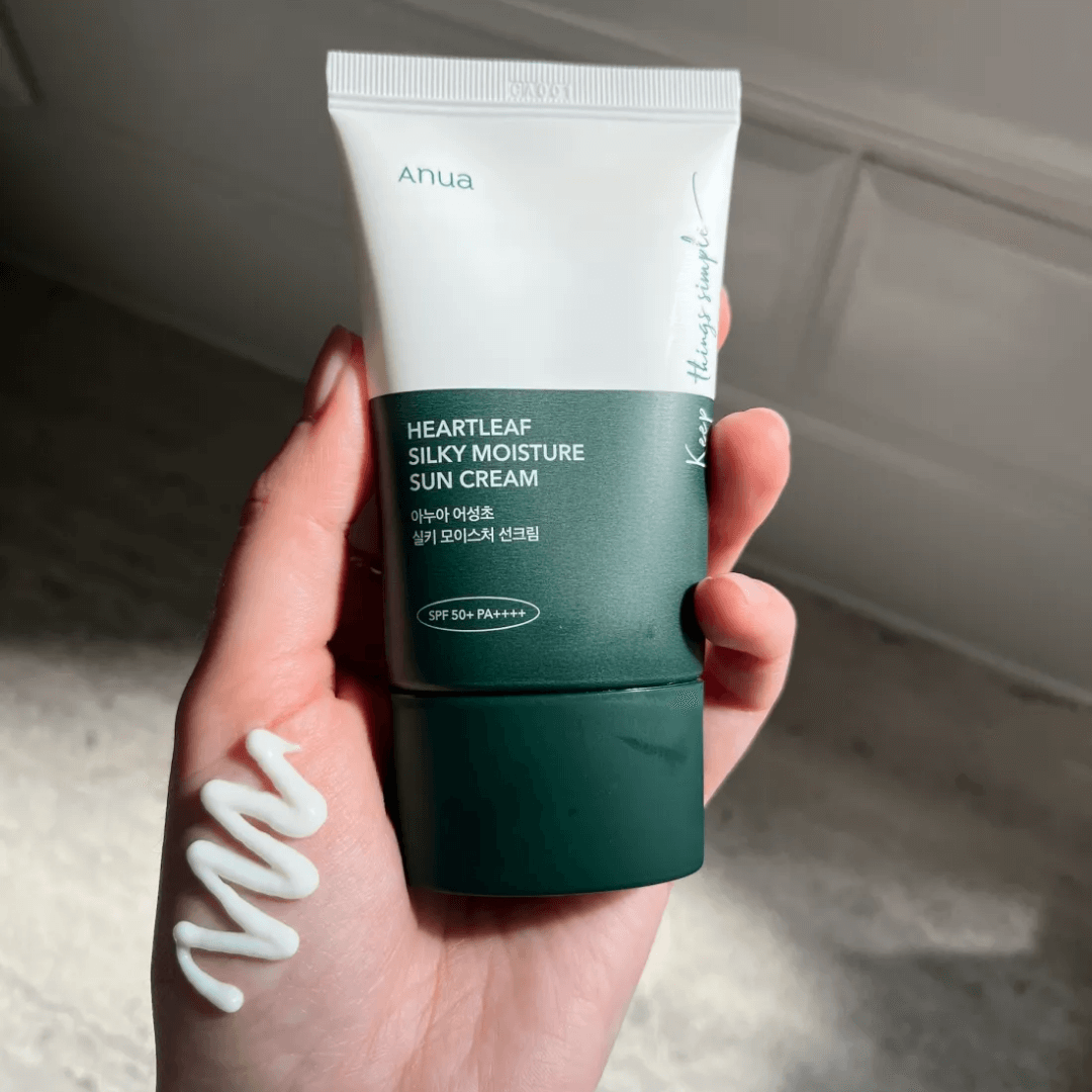 Sunscreen coreano Anua Heartleaf Silky Moisture con protección UV diaria.