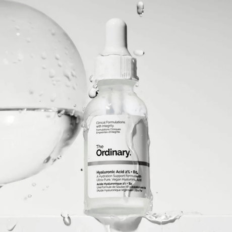 The Ordinary Hyaluronic Acid 2% B5 que reduce tirantez y suaviza textura.