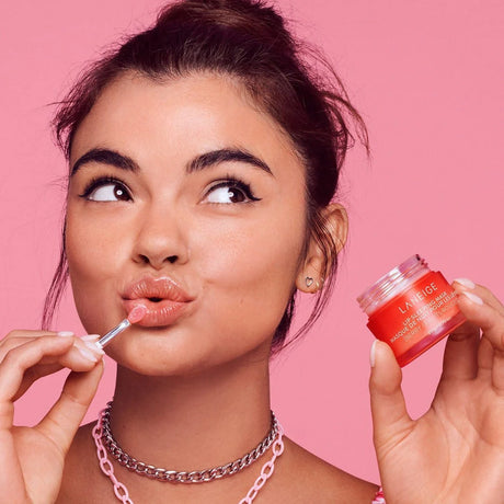 Mascarilla de labios nocturna Laneige Berry, textura cremosa para regenerar durante la noche.