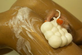 Jabone en barra para  limpiar el cuerpo y proteger la piel contra virus y bacterias.