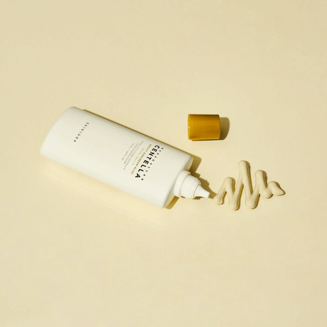 Skin 1004 Madagascar Centella Air-Fit Suncream Plus protege, hidrata y refuerza la barrera cutánea.