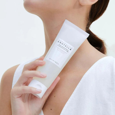 Madagascar Centella Tone Brightening Gel Foam, limpiador facial en gel que revitaliza la piel y mejora su tono natural.