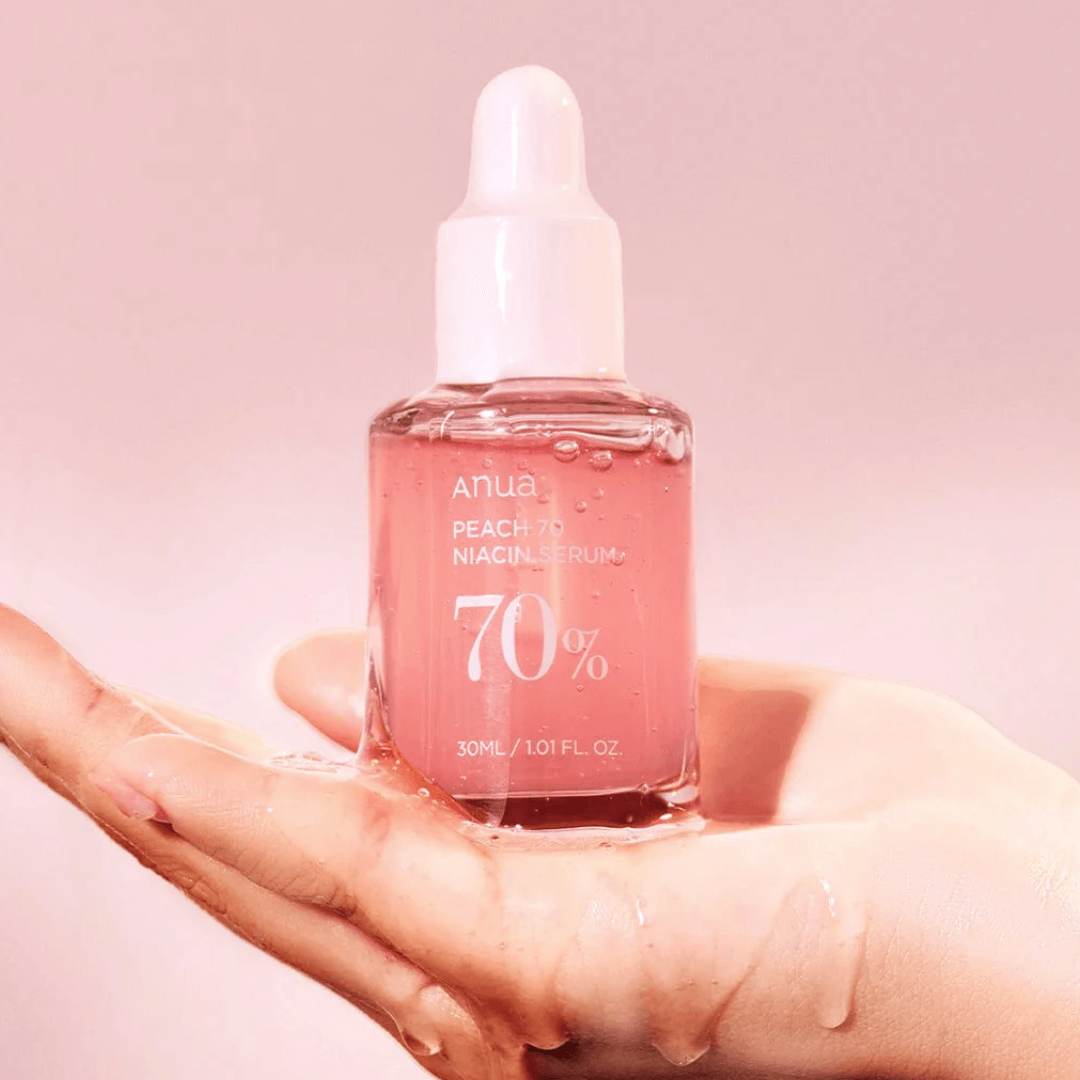 Peach 70 Niacinamide Serum de Anua, suero ligero que hidrata y mejora el tono de la piel, dejando un acabado radiante.