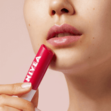 Labial hidratante Cherry Shine de Nivea, ofrece brillo sutil y humectación profunda con un delicioso aroma a cereza.